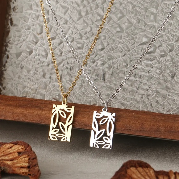 ⚜️[𝟯/$𝟭𝟴]⚜️NEW Floral Charm Stainless Steel Necklace - Picture 3 of 11